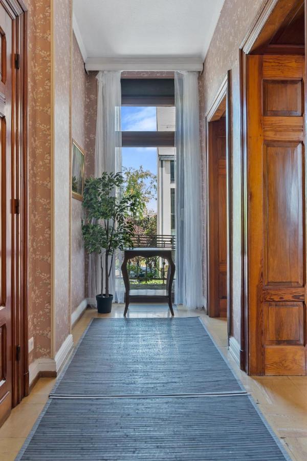 Ferienhaus Baroque Style Townhome W Garden & Parking Id101 *